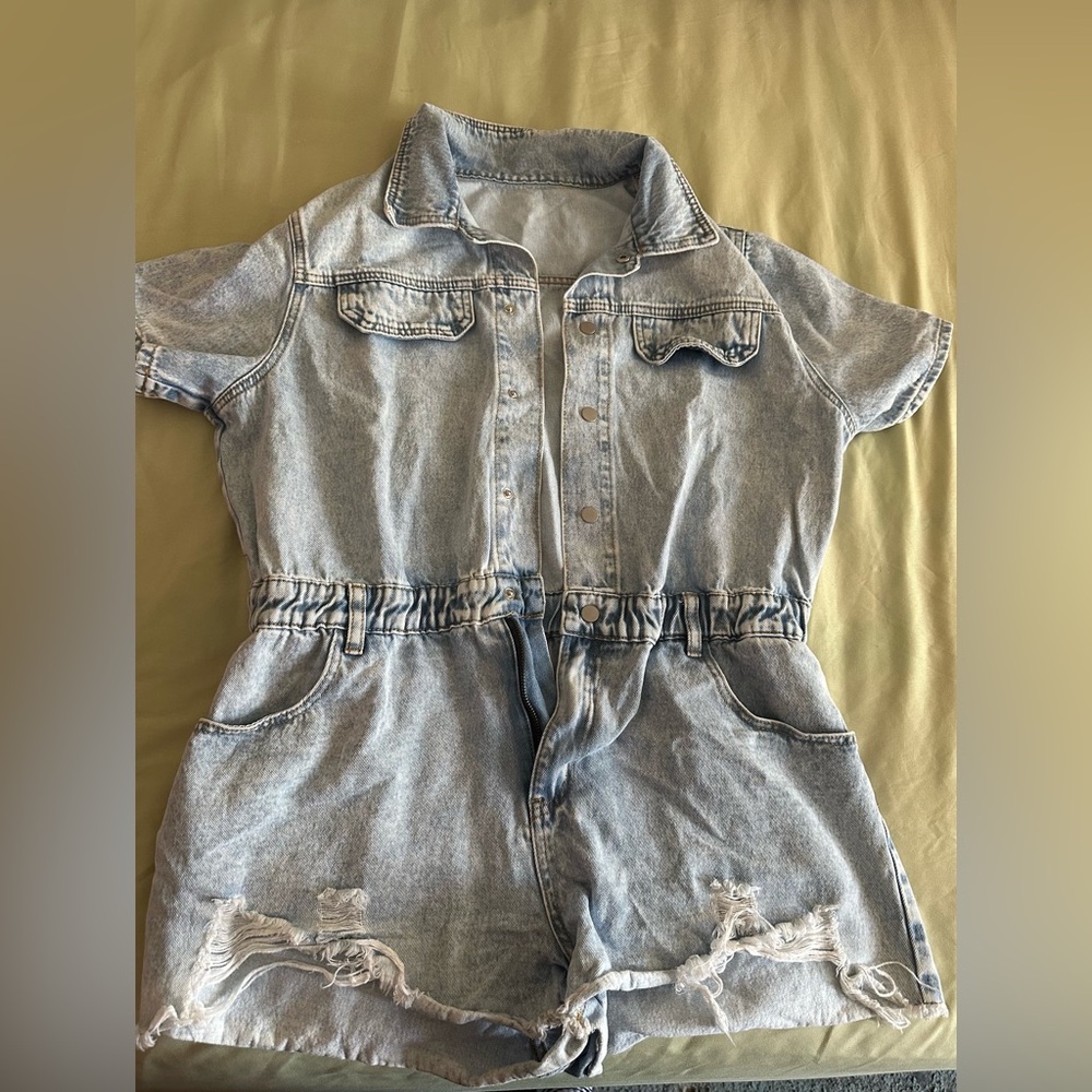 SHEIN Essnce Button Front Raw Hem Denim Romper